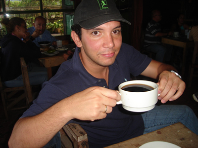 Juan David tomando un INMENSO Cafe