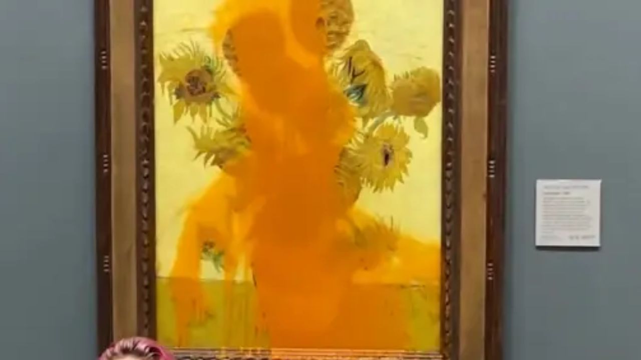 Van-Goghs-Sunflowers-Vandalismo